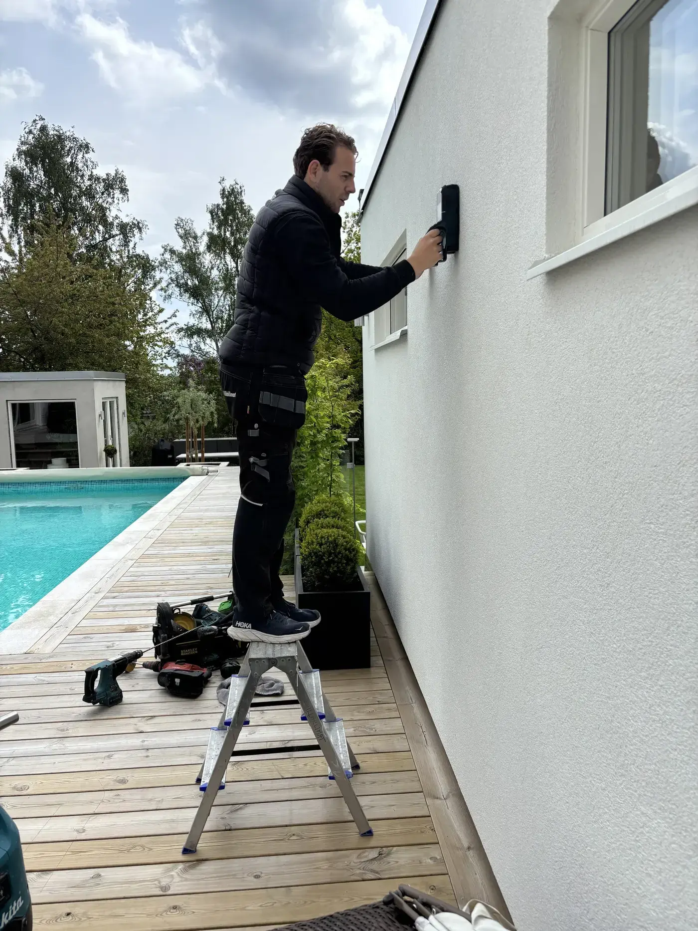 Vår montör installerar Mini FTX i en villa med pool
